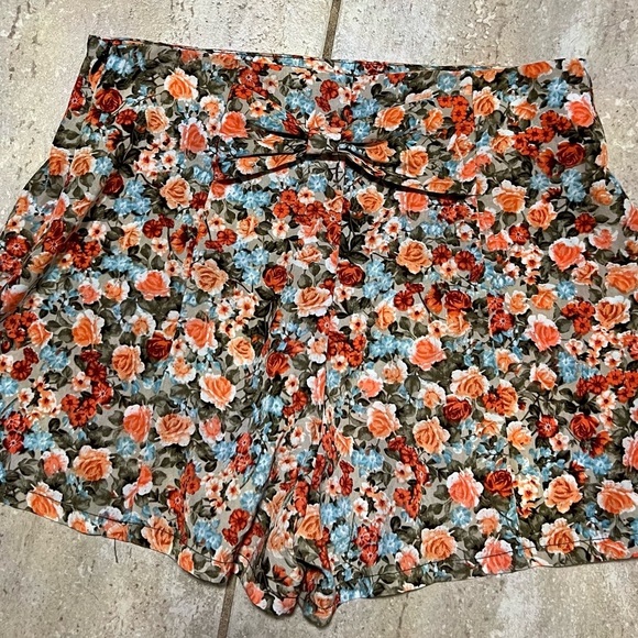 ❤️❤️LIKE NEW -MONTEAU LOS ANGELES SUPER CUTE FLORAL SHORTS SZ M❤️❤️ - Picture 4 of 11